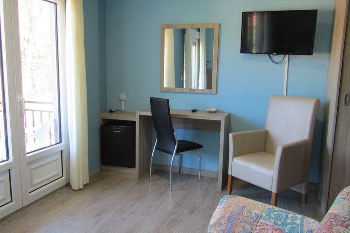 Room 4 of 136