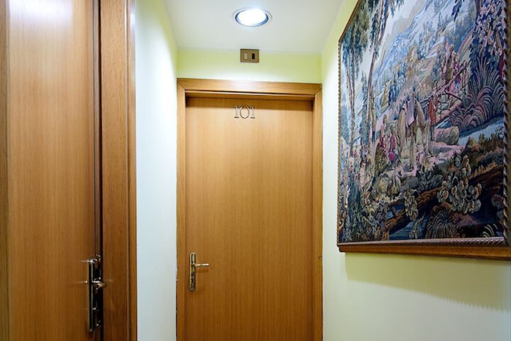 Ballroom/Hall 15 of 21