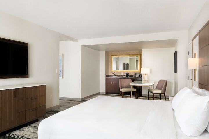 Room 25 of 132