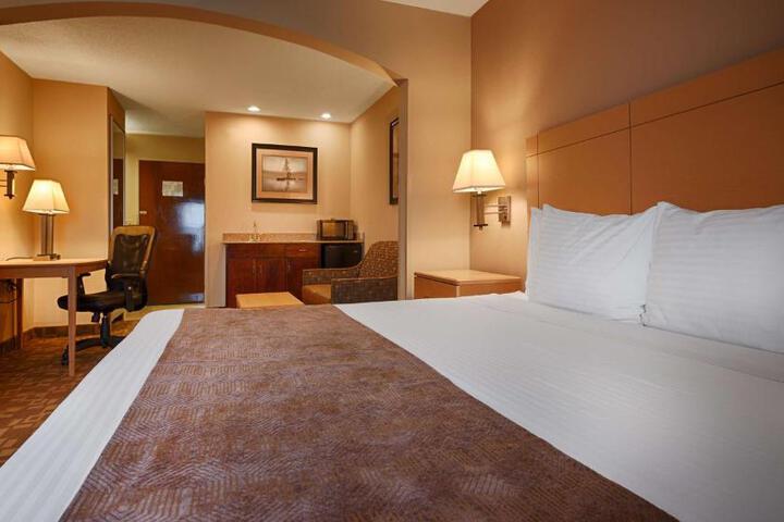 1 King Bed Microwave, Refrigerator WiFi Full Breakfast (2 of 19)