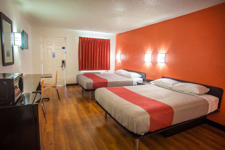 2 Queen Beds (1 of 5)