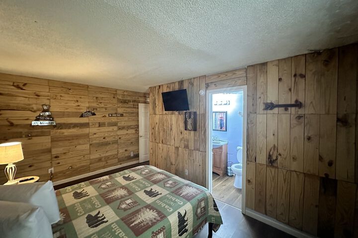 1 Queen Bed (2 of 24)