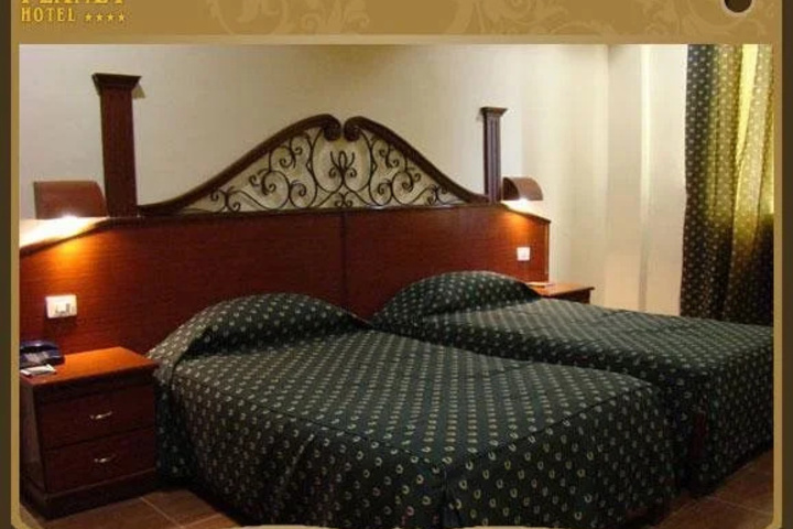 Room 4 of 8