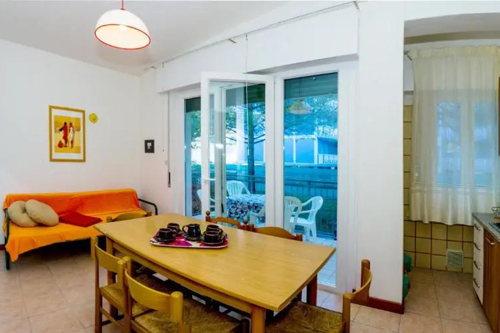 Room 5 of 11