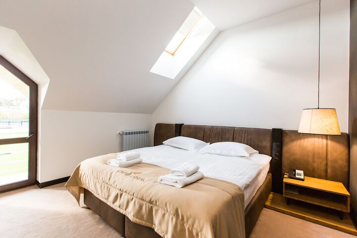 Room 6 of 28