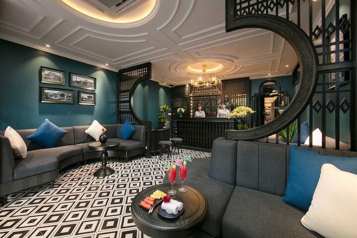 Lounge 43 of 55