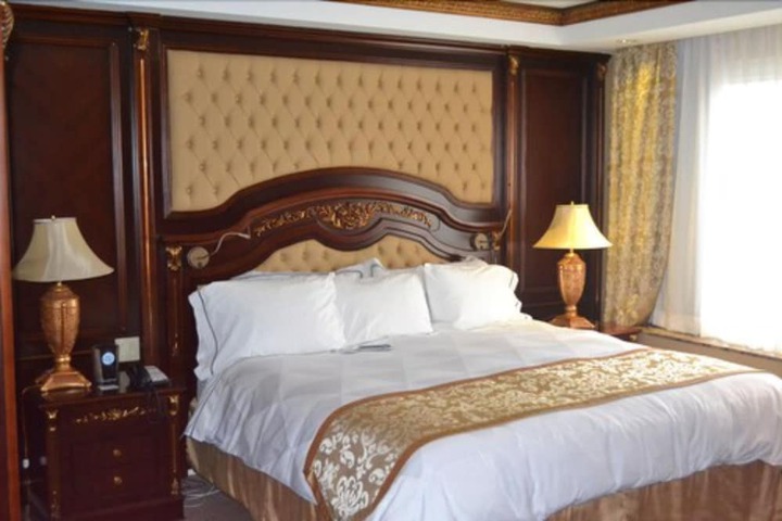 Room 4 of 34