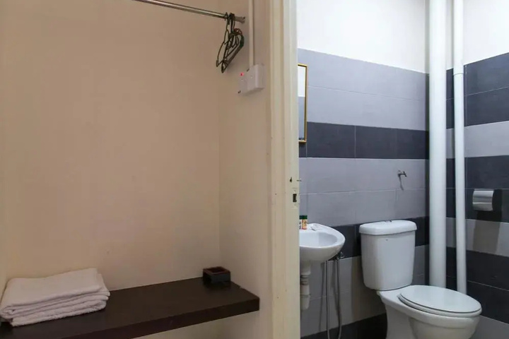 Room 8 of 9