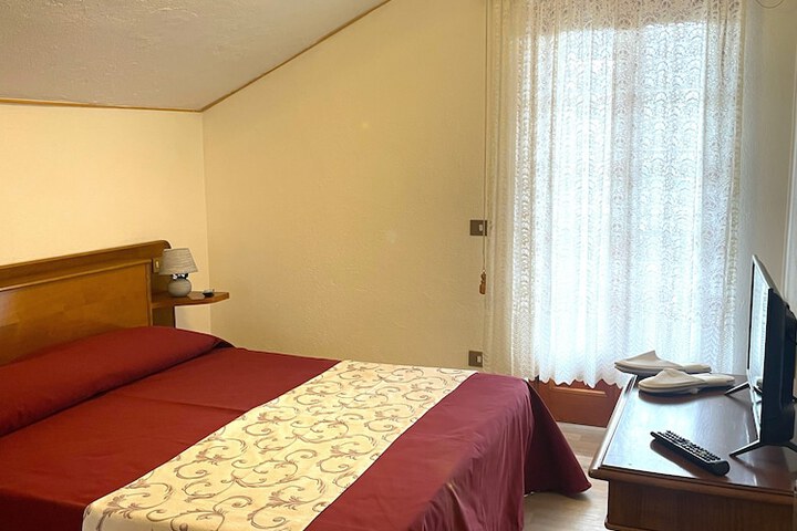 Room 5 of 28