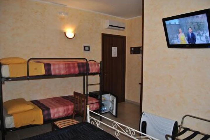 Room 13 of 38