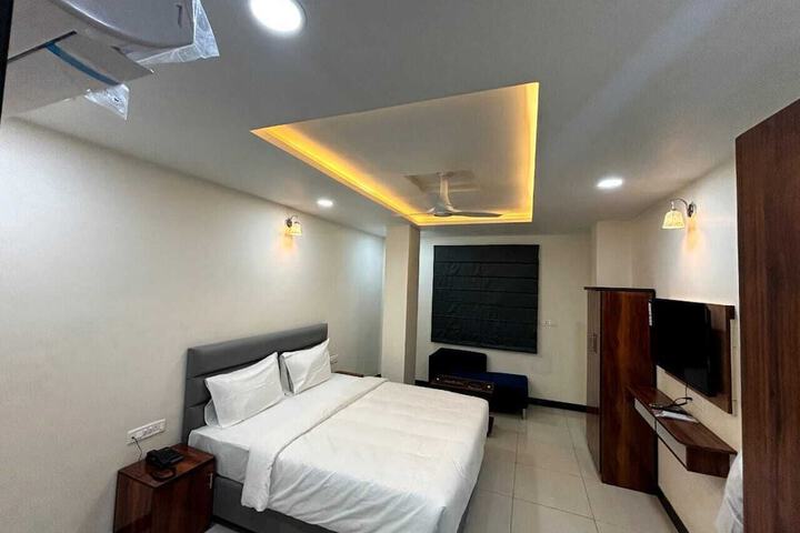 Room 10 of 14