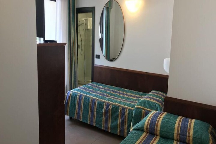 Room 8 of 104