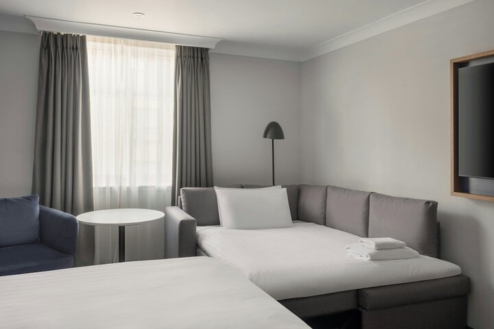 Room 33 of 118