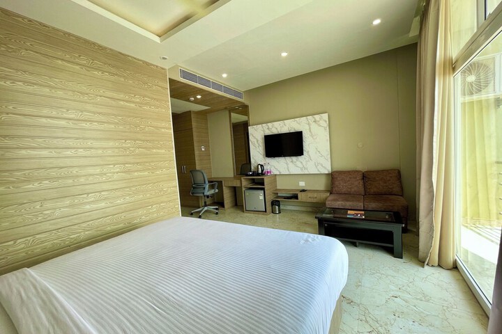 Room 12 of 100