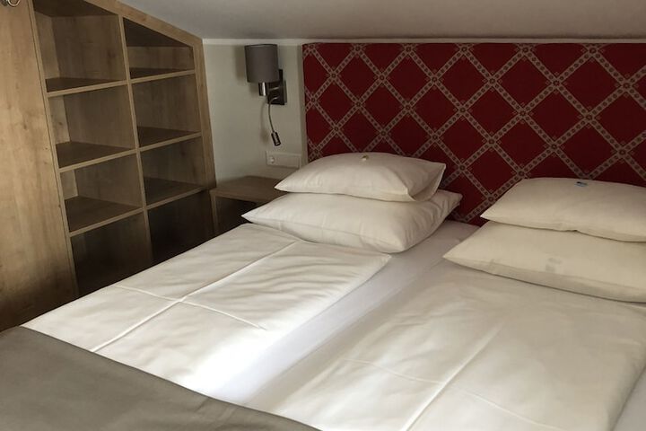 Room 8 of 66