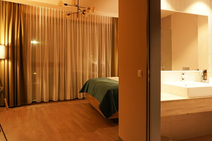 Room 6 of 37