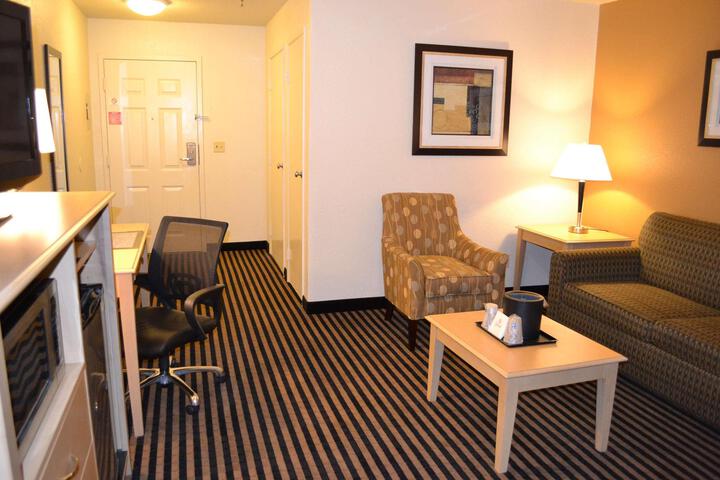2 Queen Beds High Speed Internet Accessible Microwave and Refrigerator Safe Full Breakf (9 of 34)