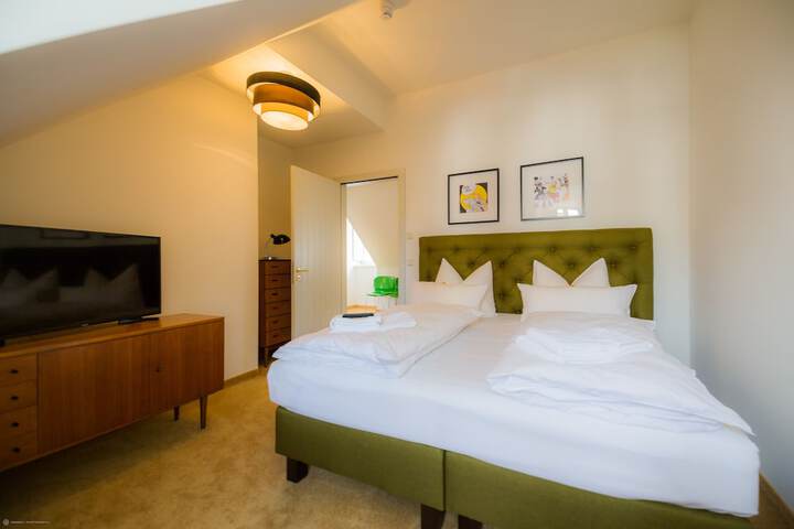 Room 15 of 122