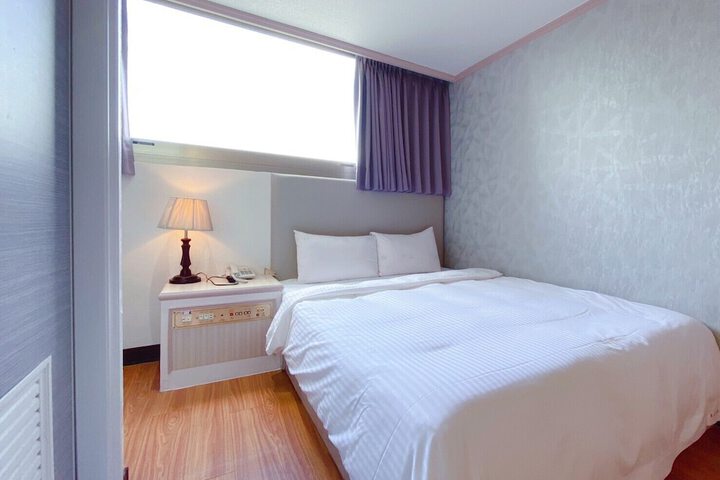 Room 5 of 12