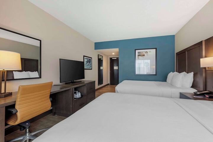 2 Queen Beds (10 of 11)