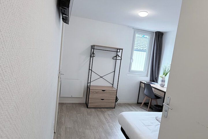 Room 5 of 16