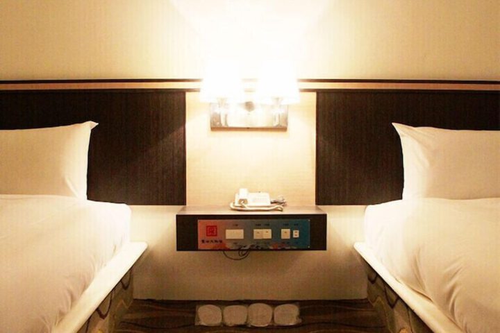 Room 6 of 8