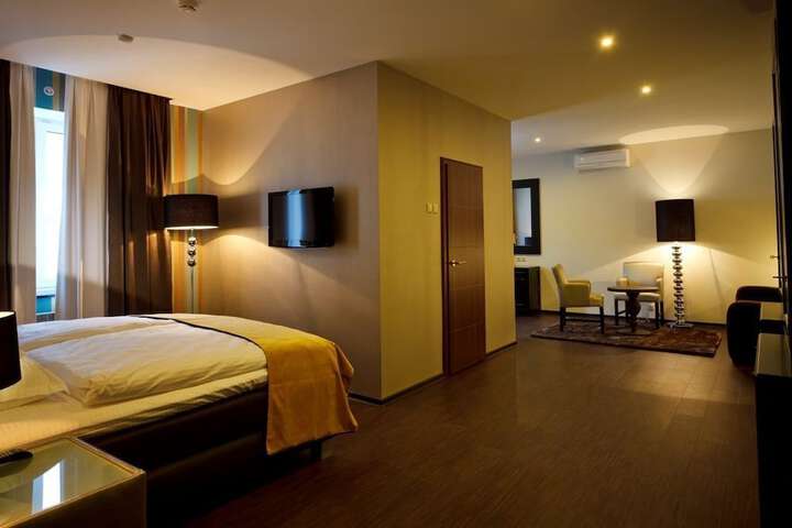 Room 8 of 62