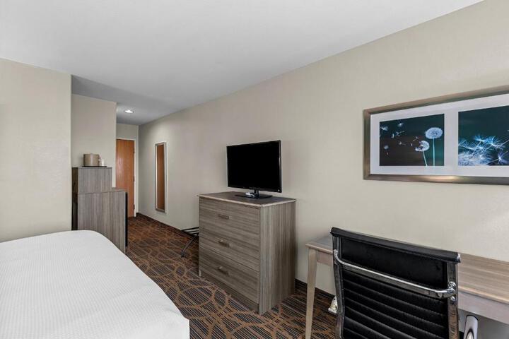 1 King Bed Microwave and Refrigerator 40 Inch Led Television High Speed Internet Accessible Full Breakfast (16 of 17)