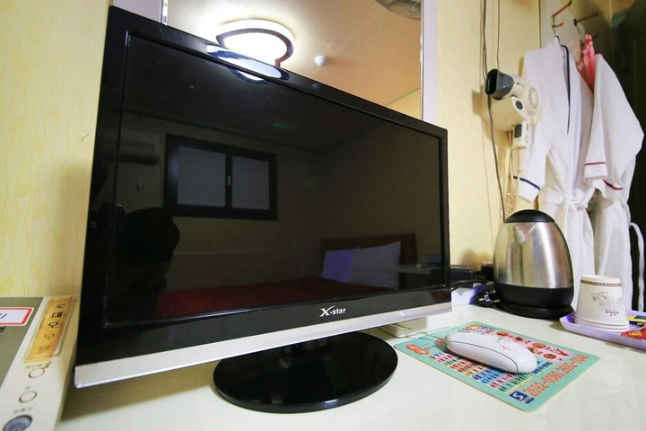 Room 6 of 13