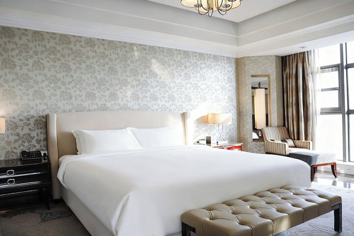 Room 34 of 100