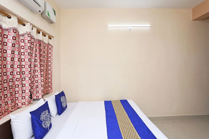 Room 6 of 12