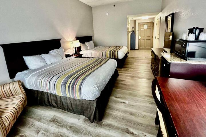2 Queen Beds (5 of 8)