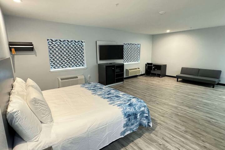 1 King Bed - Free WiFi, Microwave, Refrigerator, Coffeemaker Free Continental Breakfast (11 of 18)