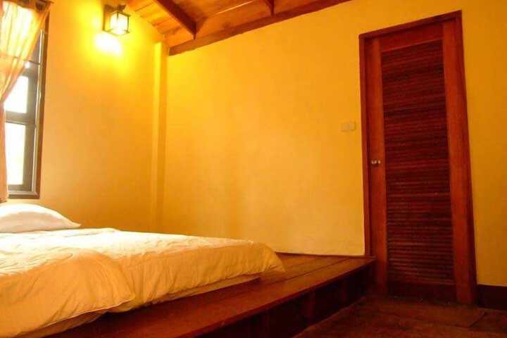 Room 4 of 18