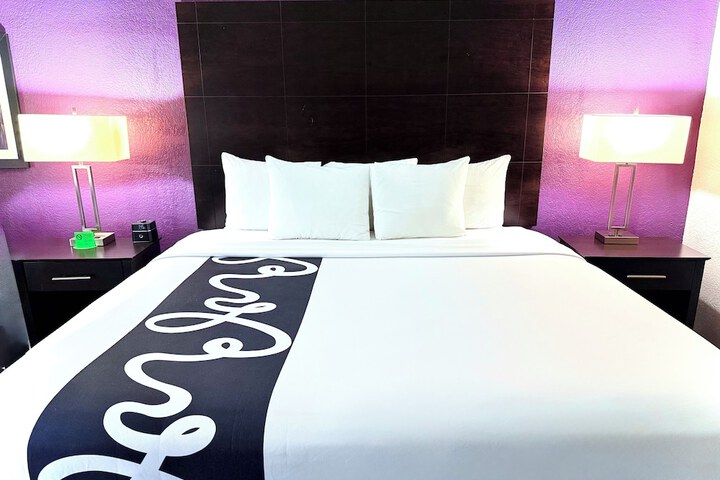 1 King Bed (11 of 21)