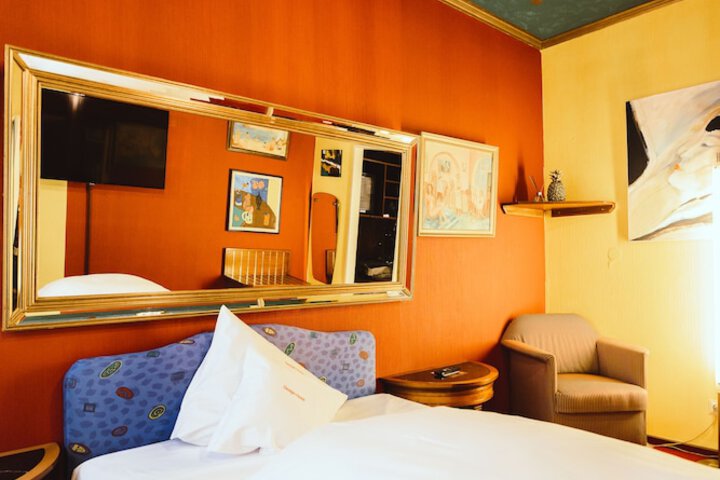Room 6 of 46