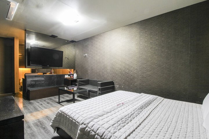 Room 6 of 95