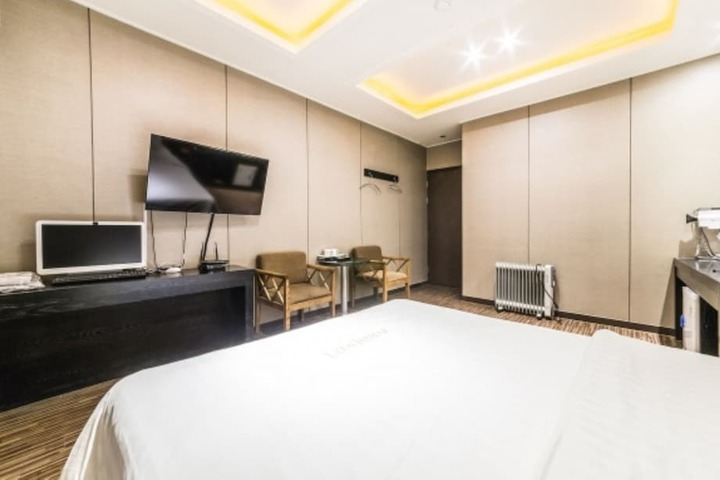 Room 9 of 39