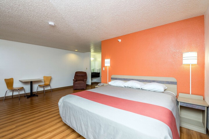 1 King Bed (10 of 17)