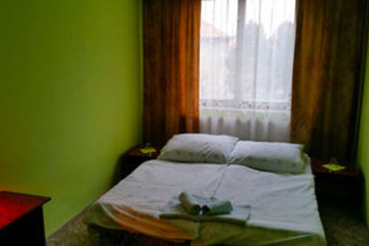 Room 4 of 10