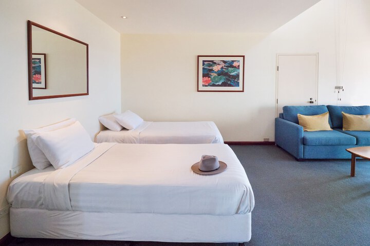 Room 3 of 44