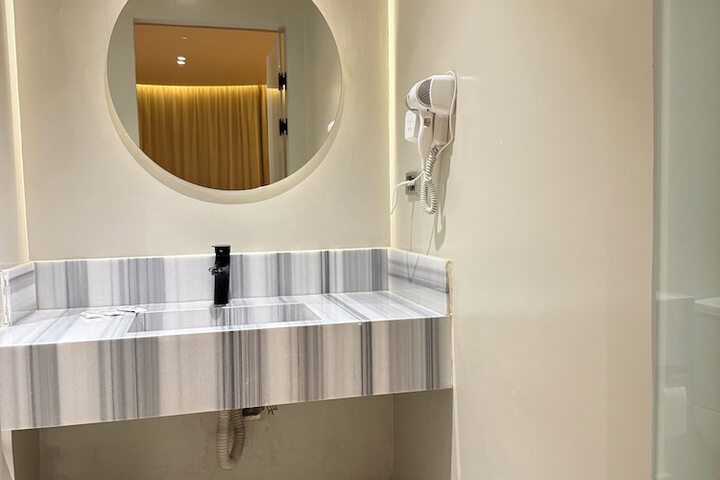 Room 34 of 227