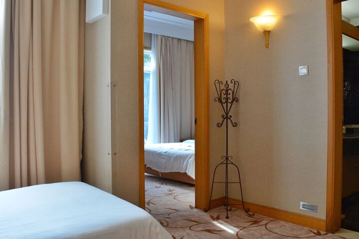 Room 6 of 40