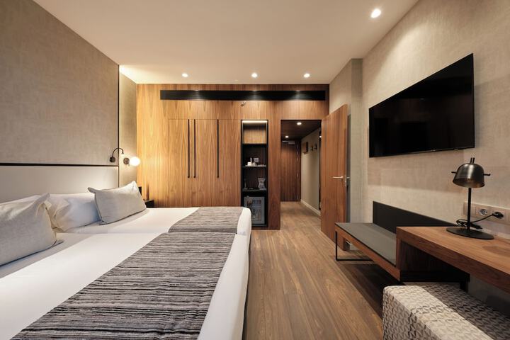 Room 28 of 104