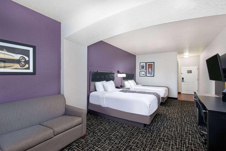 2 Queen Beds (5 of 8)