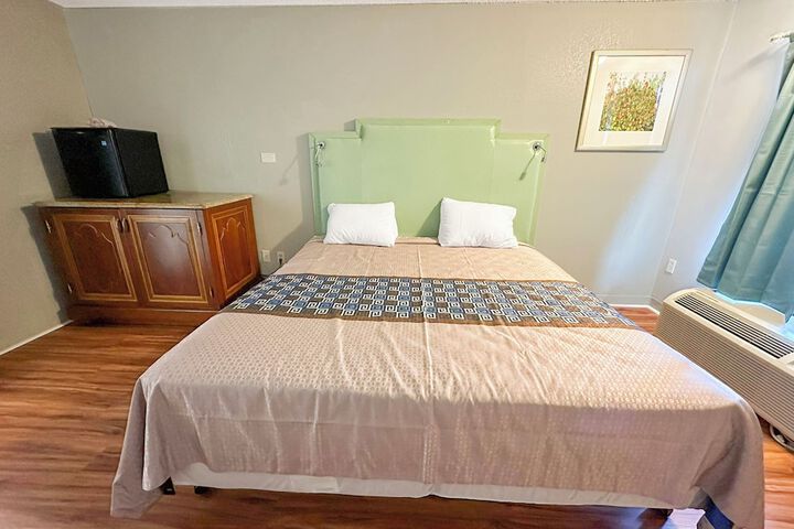 1 King Bed (14 of 21)