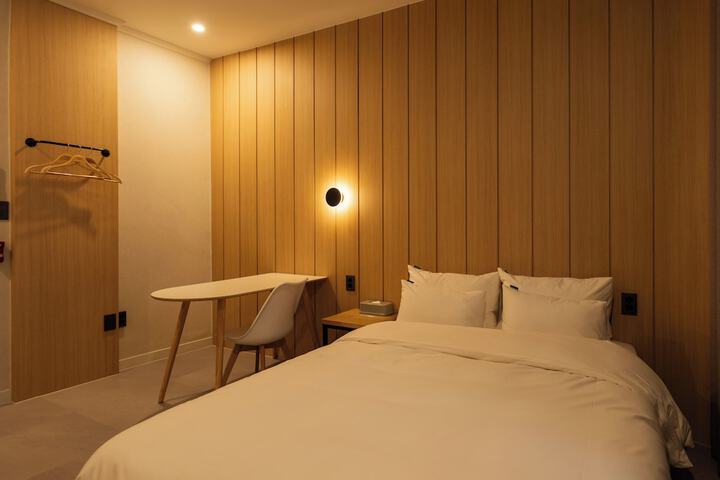 Room 13 of 80