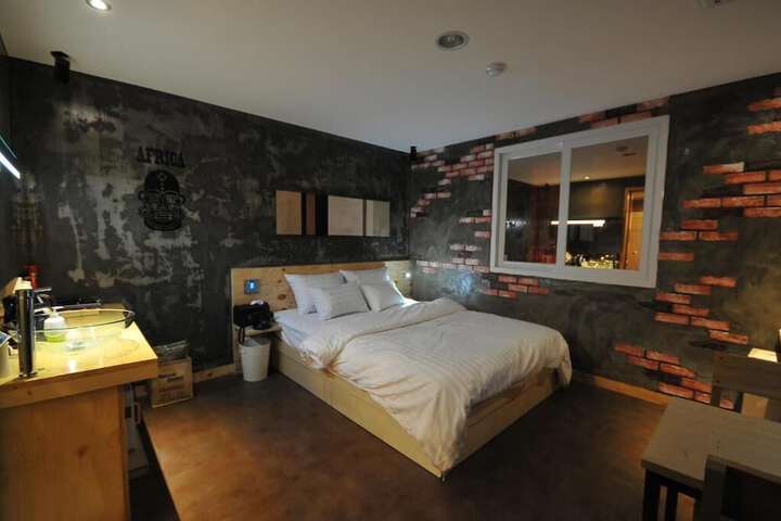 Room 17 of 32