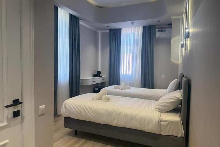 Room 11 of 37