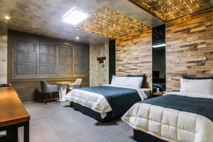 Room 7 of 42